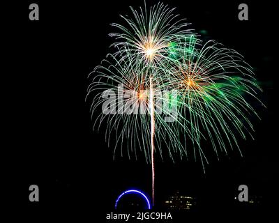 Montréal, Canada - 25 juin 2022: Feu de travail spectacle avec quart de lune en arrière-plan à la ronde à Montréal Banque D'Images