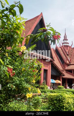 Végétation luxuriante dans la cour intérieure du Musée national du Cambodge, Phnom Penh, Cambodge Banque D'Images