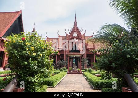 Jardin dans la cour intérieure du Musée national du Cambodge, Phnom Penh, Cambodge Banque D'Images