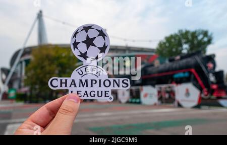 30 août 2021, Moscou, Russie.L'emblème de la Ligue des champions de l'UEFA devant le stade Lokomotiv à Cherkizovo. Banque D'Images