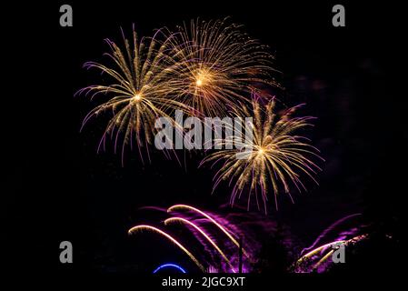 Montréal, Canada - 25 juin 2022: Feu de travail spectacle avec quart de lune en arrière-plan à la ronde à Montréal Banque D'Images