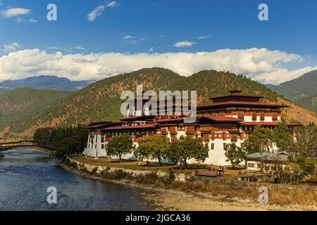 Vue imprenable sur le célèbre Punakha Dzong au Bhoutan Banque D'Images