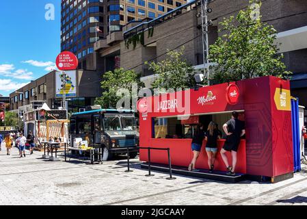 Montréal, Canada - 3 juillet 2022 : kiosques vendant de la nourriture, de la bière et du vin sur la rue Sainte-Catherine pendant le Festival de Jazz de Montréal annuel un touri populaire Banque D'Images