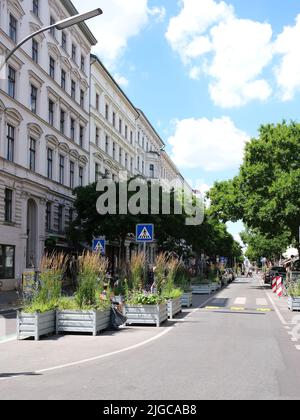 Berlin, Allemagne, 2 juillet 2022, Bergmannstrasse au calme avec rétrécissement de voie, pots de fleurs et limite de vitesse à 10km/h. Banque D'Images