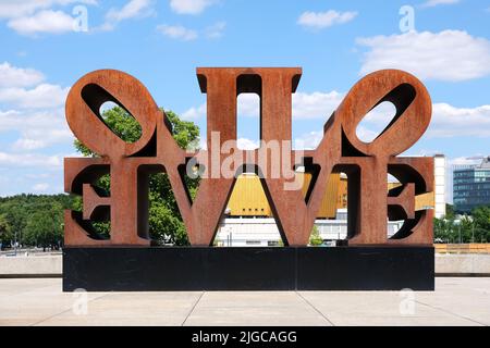 Berlin, Allemagne, 2 juillet 2022, installation en acier "l'Amour impérial" de Robert Indiana sur la terrasse de la Nouvelle Galerie nationale Banque D'Images