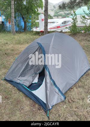 Eskişehir, Türkiye – 25 juin 2022: Les participants venus assister au festival de l'aviation qui s'est tenu au THK ont séjourné dans un camp de tentes. Banque D'Images