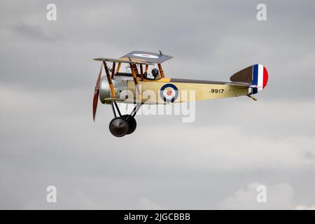 1916 Soopwith Pup ‘G-EBKY’ aéroporté au spectacle aérien de la Marine aérienne de la mouche qui a eu lieu à Shuttleworth le 3rd juillet 2022 Banque D'Images