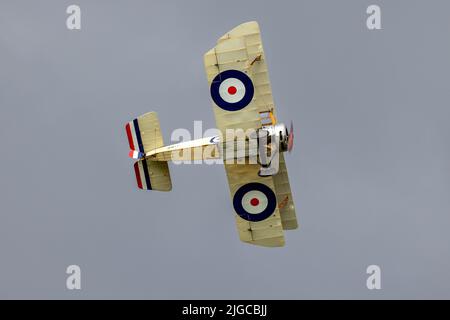 1916 Soopwith Pup ‘G-EBKY’ aéroporté au spectacle aérien de la Marine aérienne de la mouche qui a eu lieu à Shuttleworth le 3rd juillet 2022 Banque D'Images