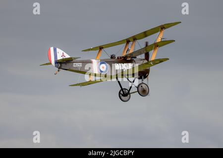 Soopwith Triplane 'N6290 DIXIE II' en vol au salon aéronautique de la Marine aérienne de Fly, qui s'est tenu à Shuttleworth le 3rd juillet 2022 Banque D'Images