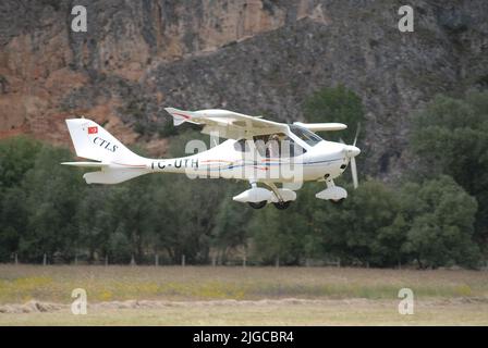 Eskişehir, Türkiye – 26 juin 2022 : des avions ultra-légers ont effectué des vols publics lors du festival d'aviation qui s'est tenu au centre d'aviation THK İnönü Banque D'Images