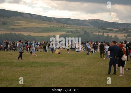 Eskişehir, Türkiye – 25 juin 2022 : participants venus assister au festival de l'aviation qui s'est tenu au centre de l'aviation de İnönü. Banque D'Images