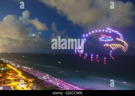 Miami Beach Florida,Ocean Terrace feu sur le quatrième 4th de juillet Festival célébration de l'événement, drone spectacle de lumière drones formant un aigle à tête blanche, aérien Banque D'Images