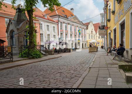 Tallinn, Estonie. Juillet 2022. Vue sur les maisons médiévales typiques dans le centre historique de la ville Banque D'Images