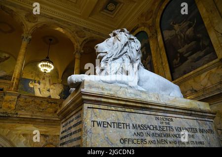 statue du lion, escalier, édifice McKim, bibliothèque publique de Boston, Boston, Massachusetts, États-Unis, Amérique du Nord Banque D'Images