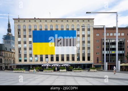 Tallinn, Estonie. Juillet 2022. Vue sur les drapeaux estoniens et ukrainiens sur la façade d'un immeuble du centre-ville Banque D'Images