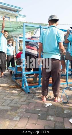 Portrait des personnes préparant des outils d'abattage d'animaux sacrificiels pendant Eid al-Adha Banque D'Images