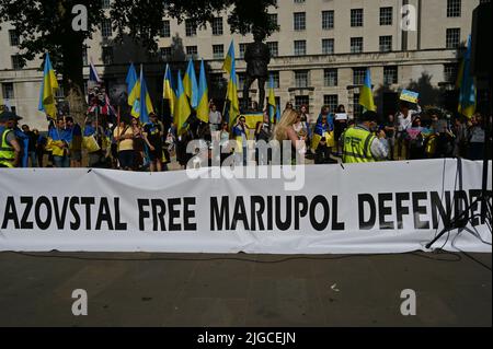 Londres, Royaume-Uni. 09th juillet 2022. Soutenir l'Ukraine maintenant "tout ensemble, nous allons gagner" contre la Russie agression qui scanne russe est un terroriste, Londres, Royaume-Uni. - Downing Street, Londres, Royaume-Uni. - 9 juillet 2022. Crédit : voir Li/Picture Capital/Alamy Live News Banque D'Images