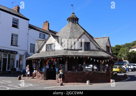 Le marché de Yarn à Dunster, Somerset, en Angleterre, a été construit au début du 17th siècle. Il a été désigné comme un bâtiment classé de grade I et prévu M. Banque D'Images