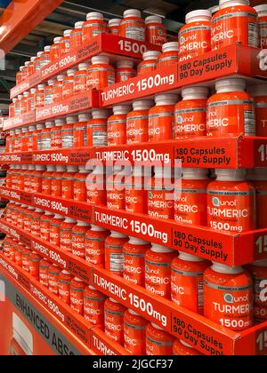 BAXTER, MN - 5 JANV. 2022: Exposition Dtore de bouteilles de capsules tumères de Qunol avec Curcuminods, en vente au détail. Banque D'Images