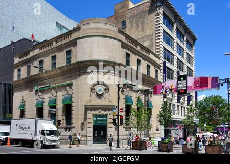 Montréal, Canada - 3 juillet 2022 : TD Canada Trust sur la rue Sainte-Catherine avec une signalisation pour le Festival de Jazz de Montréal, un événement qu'il parraine. La division Banque D'Images