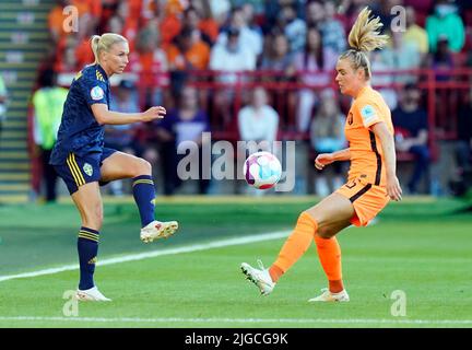 Jonna Andersson en Suède et Jill Roord aux pays-Bas se battent pour le ballon lors du match du groupe C Euro 2022 des femmes de l'UEFA à Bramall Lane, Sheffield. Date de la photo: Samedi 9 juillet 2022. Banque D'Images