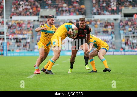 Newcastle, Royaume-Uni. 09th juillet 2022. Greg Eden de Castleford est organisé par la défense de Leeds lors du match de la Super League du week-end magique entre Leeds Rhinos et Castleford au St. James's Park, Newcastle, Angleterre, le 9 juillet 2022. Photo de Simon Hall. Utilisation éditoriale uniquement, licence requise pour une utilisation commerciale. Aucune utilisation dans les Paris, les jeux ou les publications d'un seul club/ligue/joueur. Crédit : UK Sports pics Ltd/Alay Live News Banque D'Images