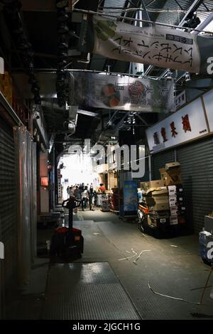 Une photo d'un corridor du marché de gros de fruits de Yau Ma Tei à Hong Kong Banque D'Images