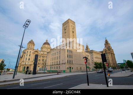 George's Dock Building sur Pier Head avec Royal Liver Building à Liverpool, Merseyside, Royaume-Uni. Liverpool Maritime Mercantile City est un Herit du monde de l'UNESCO Banque D'Images