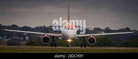 Photo panoramique d'un avion Easyjet sur une piste en préparation au décollage Banque D'Images