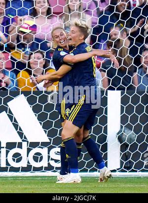 Jonna Andersson (à gauche), en Suède, célèbre le premier but de son camp lors du match de l'UEFA pour femmes du groupe C Euro 2022 à Bramall Lane, Sheffield. Date de la photo: Samedi 9 juillet 2022. Banque D'Images