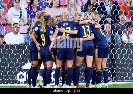 Jonna Andersson, en Suède (cachée), célèbre le premier but de son équipe lors du match de l'UEFA Women's Euro 2022 Group C à Bramal Lane, Sheffield. Date de la photo: Samedi 9 juillet 2022. Banque D'Images