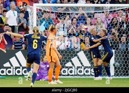 Jonna Andersson (deuxième à droite), en Suède, célèbre le premier but de son camp lors du match de l'UEFA Women's Euro 2022 Group C à Bramall Lane, Sheffield. Date de la photo: Samedi 9 juillet 2022. Banque D'Images