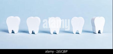 Rangée de dents blanches. Stomatology, soins de santé bucco-dentaire, implantation, prévention des maladies dentaires, concept de blanchiment. Dent sur fond bleu. Photo de haute qualité Banque D'Images