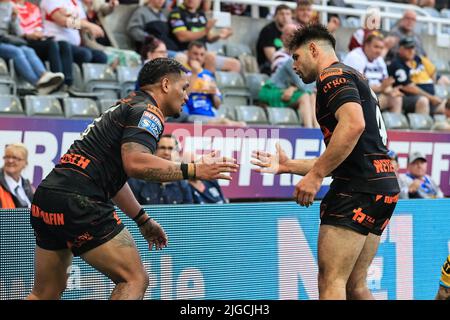 Bureta Faraimo #5 de Castleford Tigers célèbre son essai avec Jake Mamo #4 de Castleford Tigers Banque D'Images