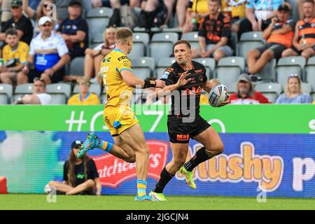 Greg Eden #23 de Castleford Tigers se brise mais est pris par Ash Handley #5 de Leeds Rhinos Banque D'Images