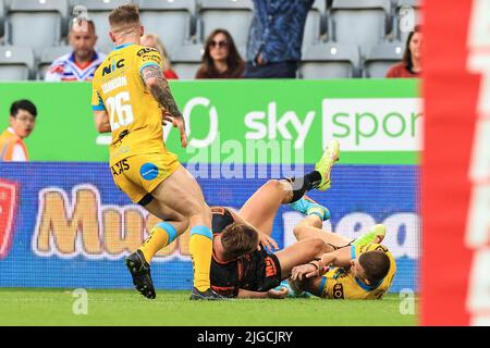 Greg Eden #23 de Castleford Tigers se brise mais est pris par Ash Handley #5 de Leeds Rhinos Banque D'Images