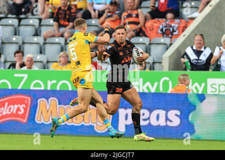 Greg Eden #23 de Castleford Tigers se brise mais est pris par Ash Handley #5 de Leeds Rhinos Banque D'Images