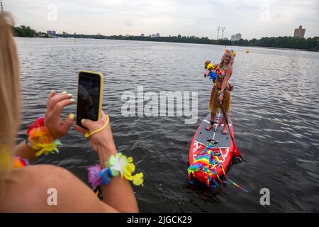 Moscou, Russie. 9th juillet 2022. Les planchistes prennent part au carnaval des planchistes du SUP sur la rivière Moskva à Moscou, en Russie. Nikolay Vinokurov/Alay Live News Banque D'Images