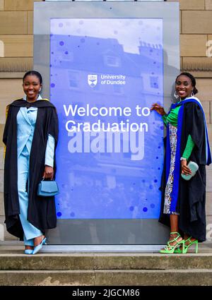 Les étudiantes glamour de la remise des diplômes de l'université de Dundee se posent pour faire prendre leurs photos à Dundee City Square, en Écosse Banque D'Images