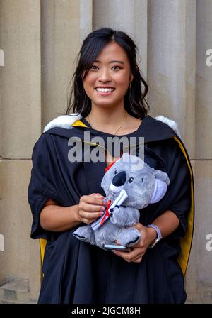 Les étudiantes glamour de la remise des diplômes de l'université de Dundee se posent pour faire prendre leurs photos à Dundee City Square, en Écosse Banque D'Images