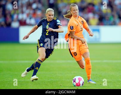 Jonna Andersson, en Suède, et Lynn Wilms, aux pays-Bas, se battent pour le ballon lors du match du groupe C de l'UEFA Women's Euro 2022 à Bramall Lane, Sheffield. Date de la photo: Samedi 9 juillet 2022. Banque D'Images