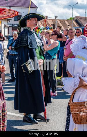 Straznice, République tchèque - Festival international du folklore de 25 juin 2022. Un homme dans un manteau folklorique festif, avec un chapeau Banque D'Images