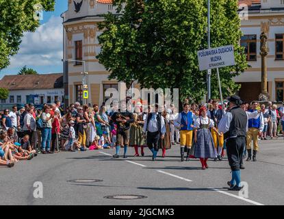 Straznice, République tchèque - Festival international du folklore de 25 juin 2022. Musique de bagpipe au festival dans la procession Banque D'Images