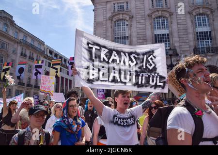 Londres, Royaume-Uni. 9th juillet 2022. Les manifestants passent par Piccadilly Circus pendant la Marche Trans Pride. Des milliers de personnes ont défilé dans le centre de Londres pour soutenir les droits de la Transcanadienne. Credit: Vuk Valcic/Alamy Live News Banque D'Images
