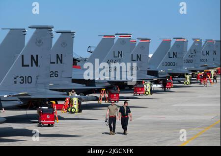 Les aigles de la Force aérienne américaine F-15E Strike, affectés au 494th Escadron de chasse de la Royal Air Force Lakenheath, en Angleterre, arrivent à la base aérienne de Souda pour l’exercice Poseidon’s rage, en 8 juillet 2022. Le rage de Poseidon est un important exercice d’emploi de forces conçu pour intégrer des capacités conjointes avec les forces aériennes de l’OTAN et hellénique, validant les capacités de déploiement des forces aériennes américaines de quatrième et cinquième générations en Europe. (É.-U. Air Force photo par Tech. Sgt. Rachel Maxwell) Banque D'Images