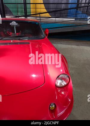 Avellaneda, Argentine - 7 mai 2022: Détail d'un sport rouge Volkswagen VW Puma GT coupé hardtop 1968. Expo Fierro 2022 salon de voiture classique. CopySpace. Banque D'Images