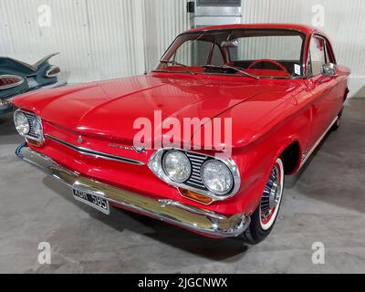 Avellaneda, Argentine - 7 mai 2022: Vieux rouge Chevrolet Corvair Monza coupé 1963 dans un entrepôt. Expo Fierro 2022 salon de voiture classique. CopySpace. Banque D'Images