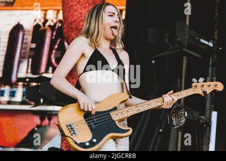 Madrid, Espagne. 08th juillet 2022. Este Haim du groupe Haim se produit sur scène au MadCool Festival de Madrid. Crédit : SOPA Images Limited/Alamy Live News Banque D'Images