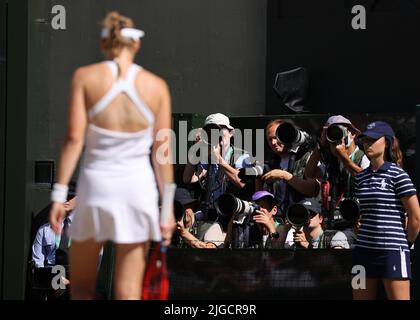 Londres, Royaume-Uni. 9th juillet 2022, 9th juillet 2022, All England Lawn tennis and Croquet Club, Londres, Angleterre; tournoi de tennis de Wimbledon, finale pour femmes; Photographes photographiant Elena Rybakina (KAZ) Credit: Action plus Sports Images/Alamy Live News Banque D'Images