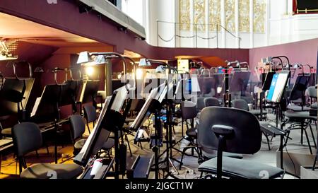 Orchestre de l'Opéra et du Ballet Theatre. Une pause dans la répétition des musiciens dans la fosse de l'orchestre. Supports de musique, chaises, notes de musique sous le Banque D'Images